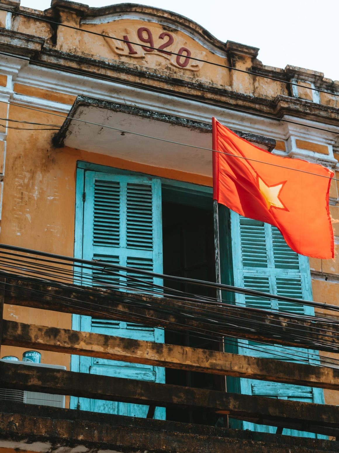 Façade volets couleurs drapeau Vietnam